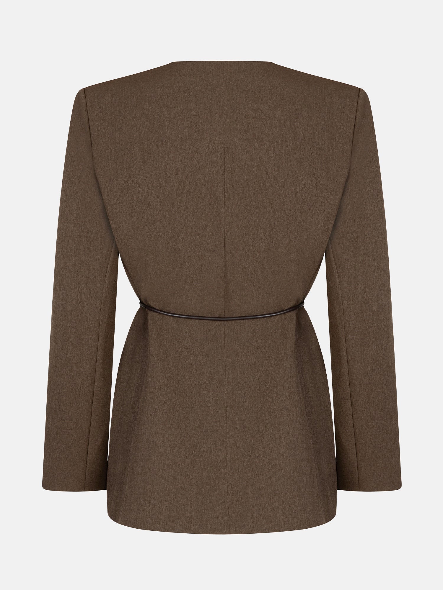 productfoto van de achterkant van de lexie blazer van ydence in de kleur mud met strikceintuur.