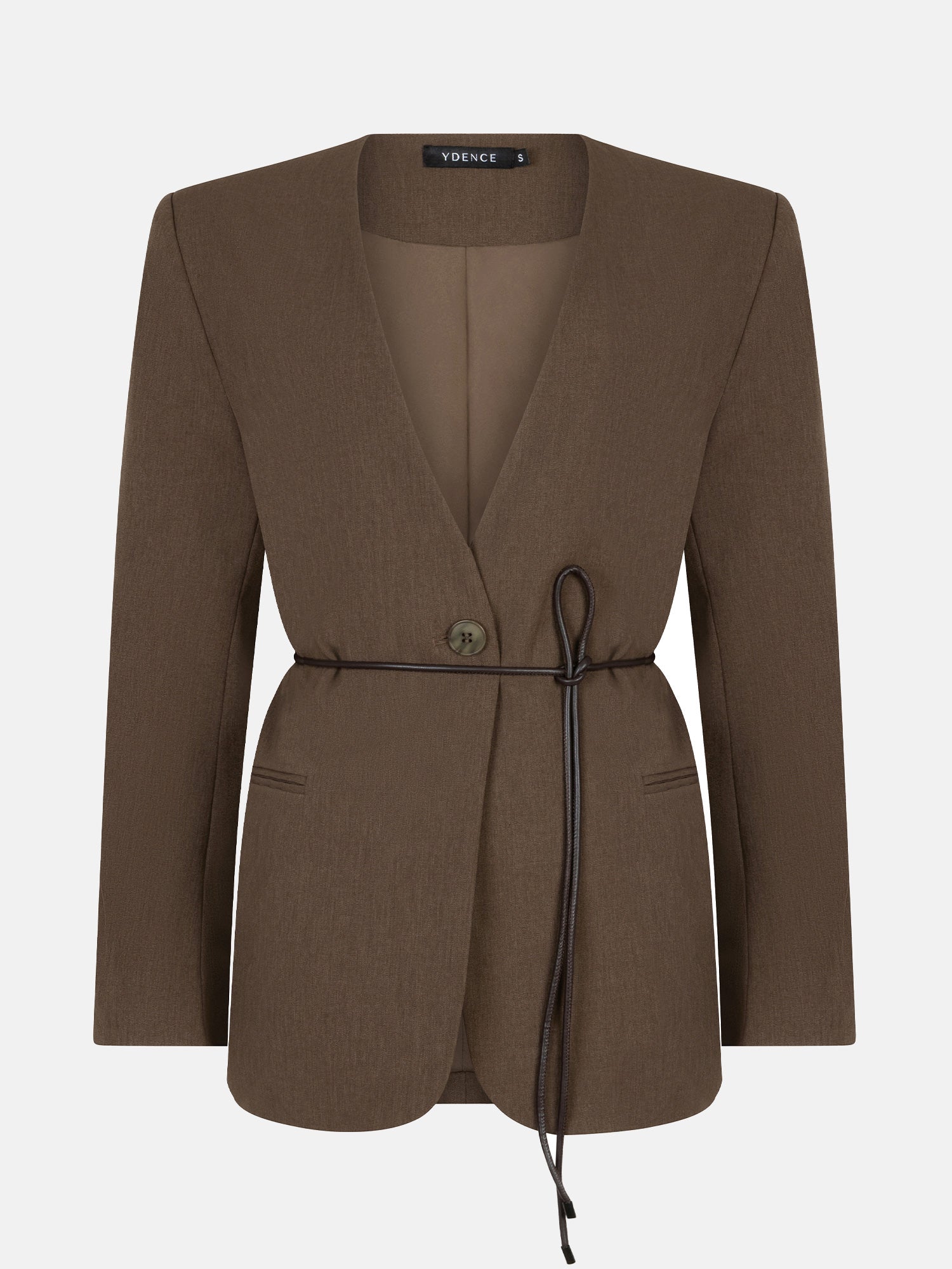 productfoto van de voorkant van de lexie blazer van ydence in de kleur mud met strikceintuur.