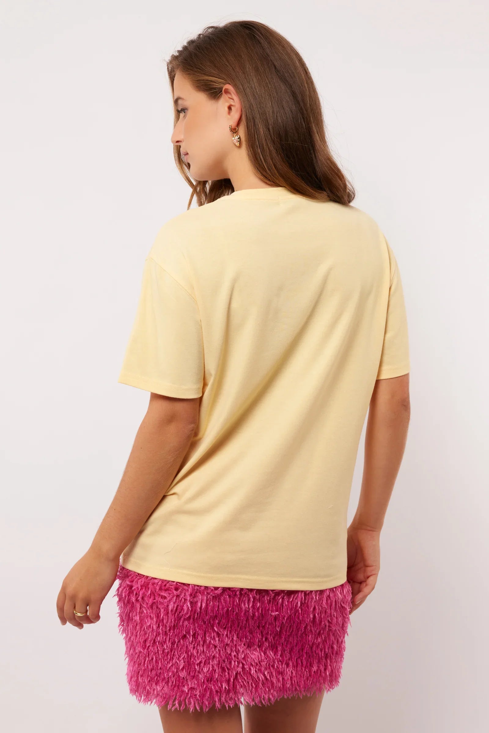 Achteraanzicht van het pastelgele Annora T-shirt van Fluresk – basic fit met zomerse flair.