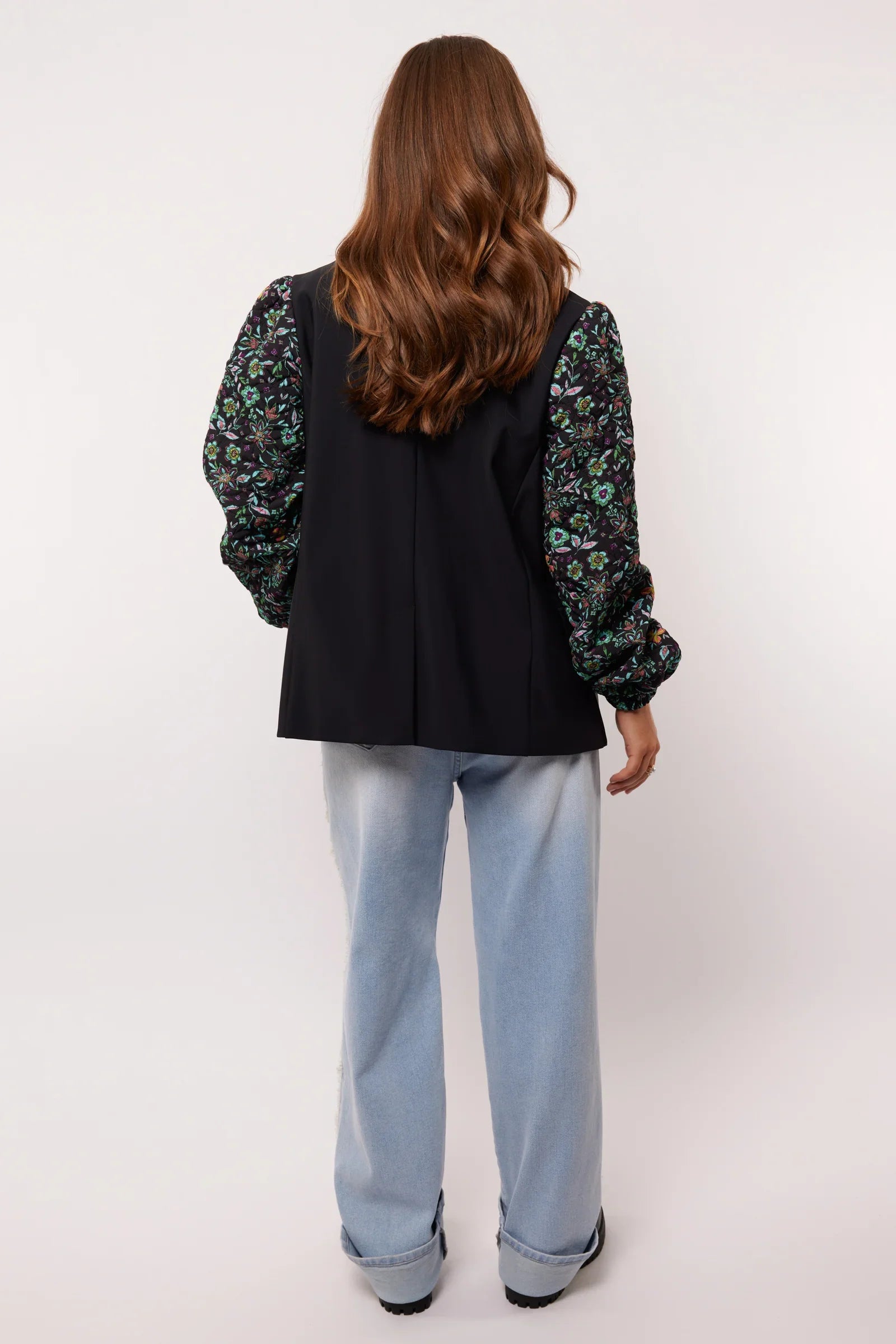 Achteraanzicht van de Fluresk Celin Pants in lichtblauwe denim met wijde pijpen.