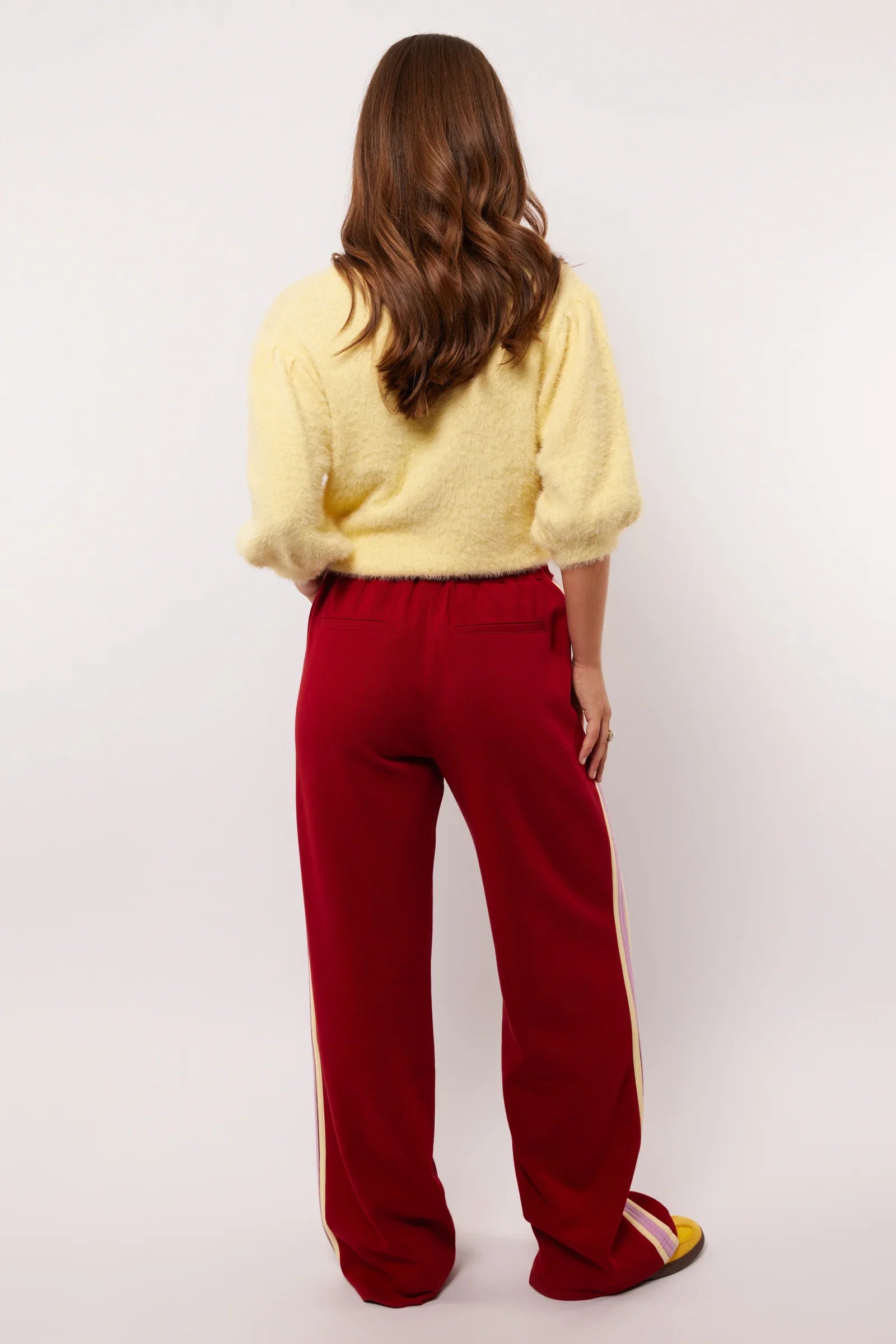 Achteraanzicht van de Fluresk Jorina pants met elastische tailleband en rechte pasvorm.