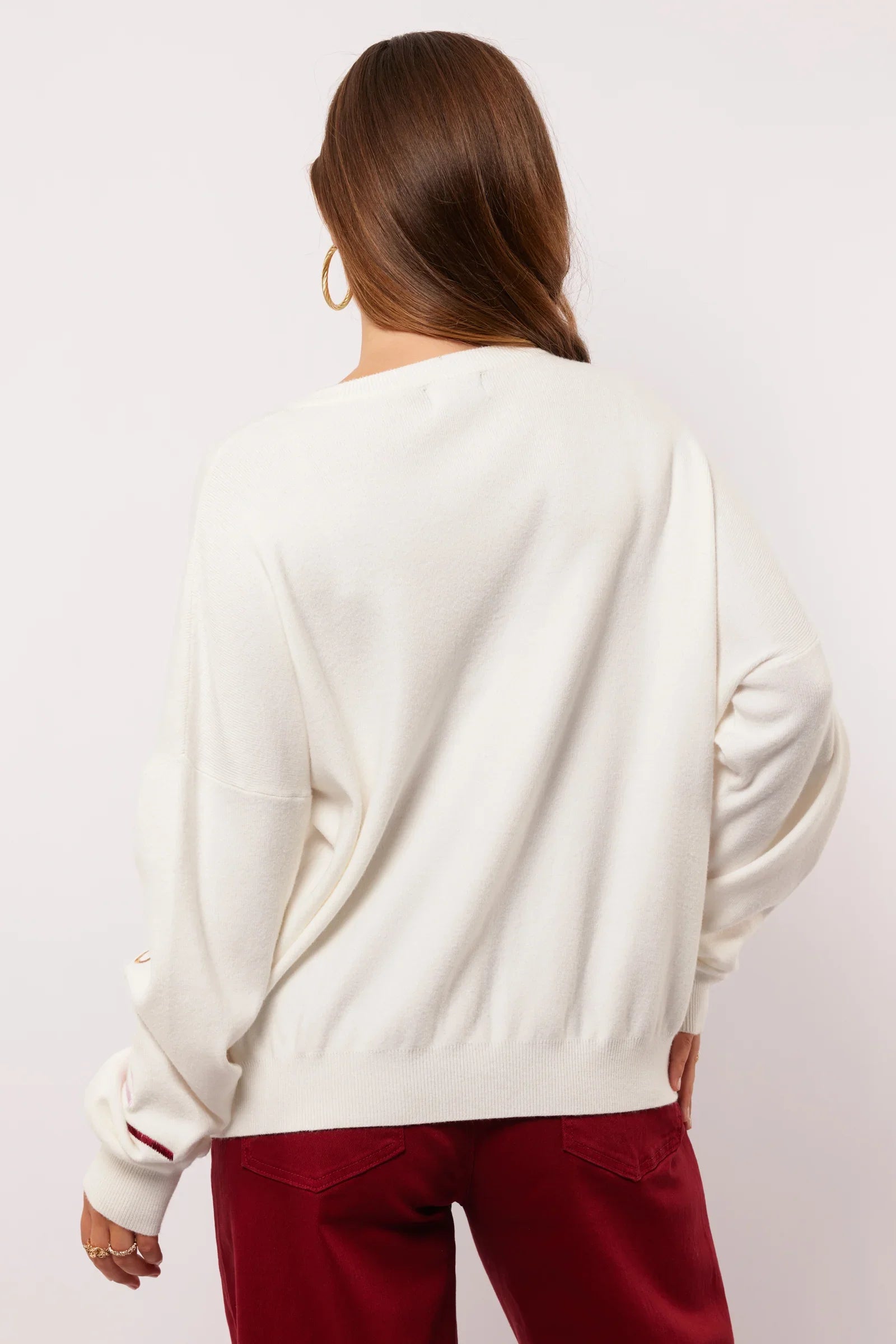 Backview van de losvallende Veraline Sweater in off-white van Fluresk.
