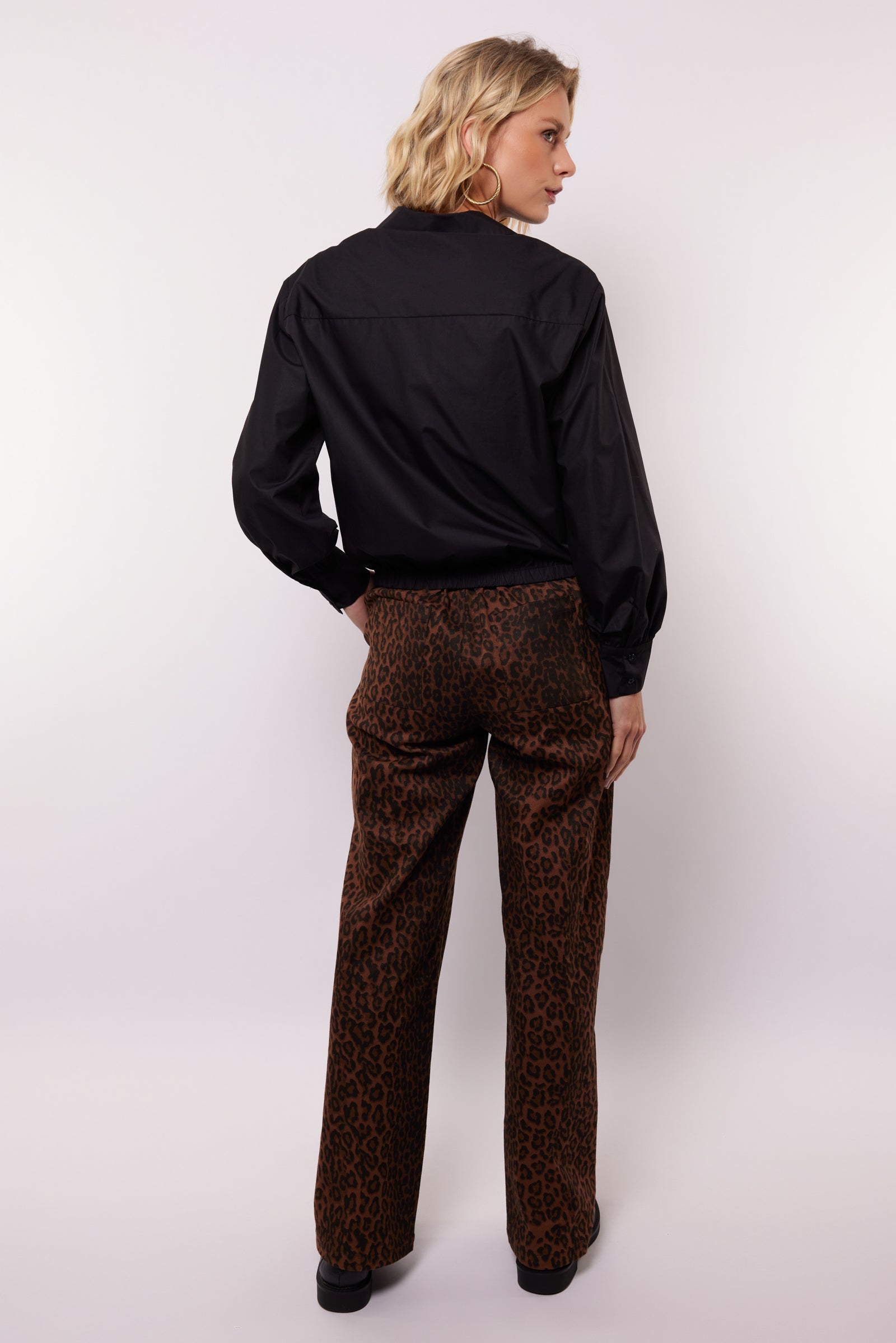 model draagt de franky sweater van heyb club in het lichtblauw