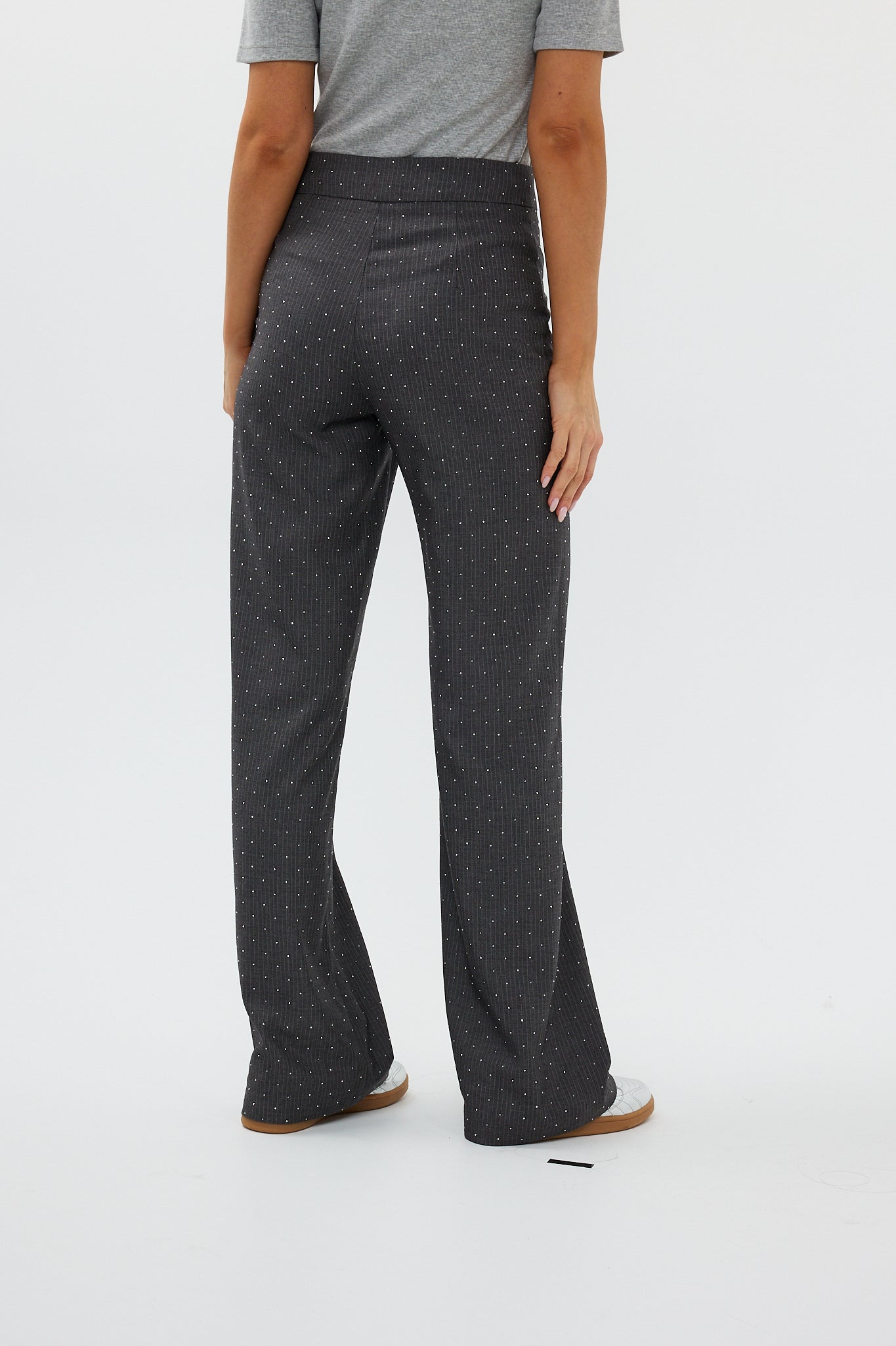 model draagt de ann trousers van heub club met strass steentjes.