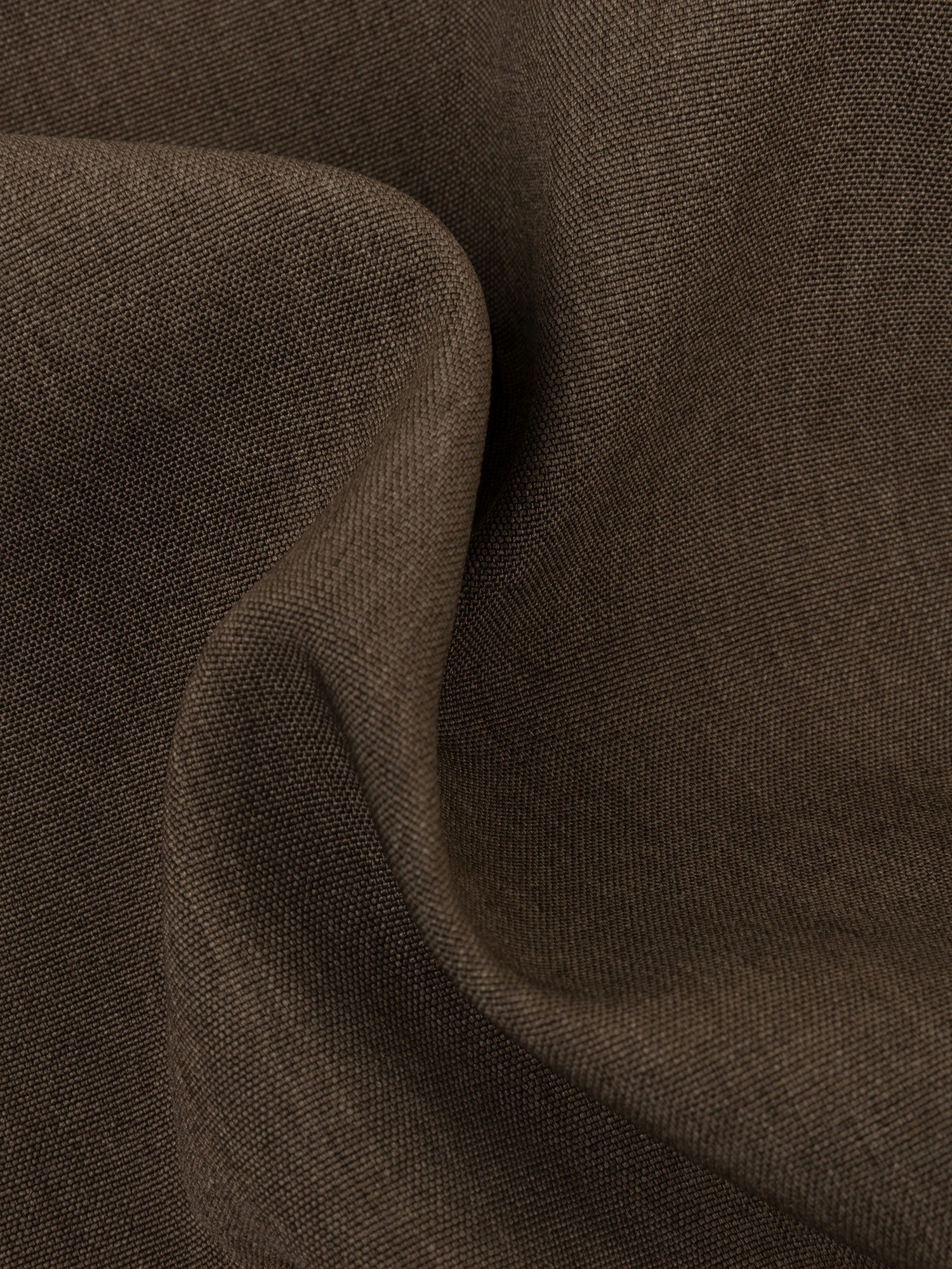 Detail foto van de yade pants van ydence in de kleur mud.