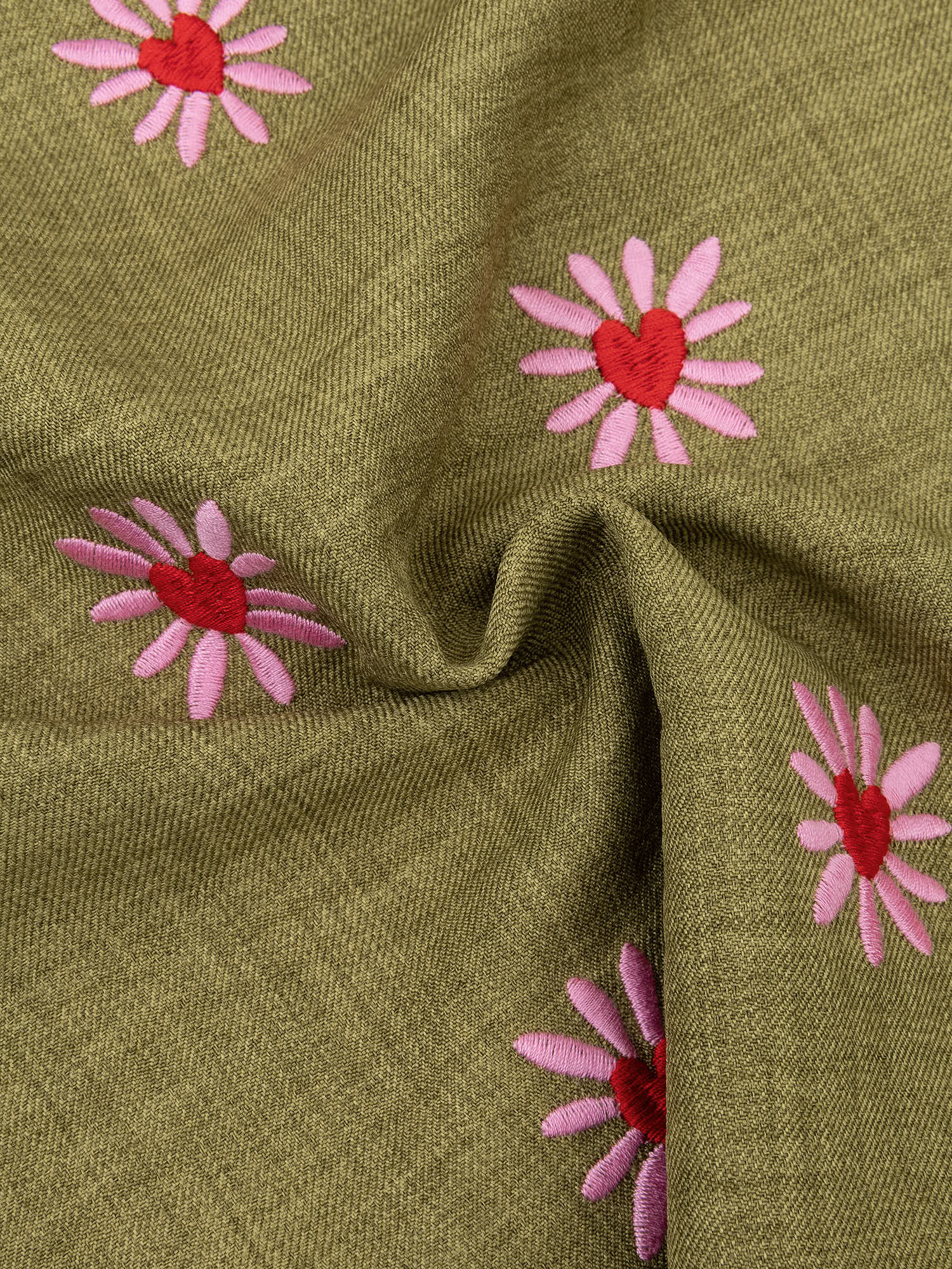 Details van de ydence philou blouse in groene kleur met bloemen borduursel.