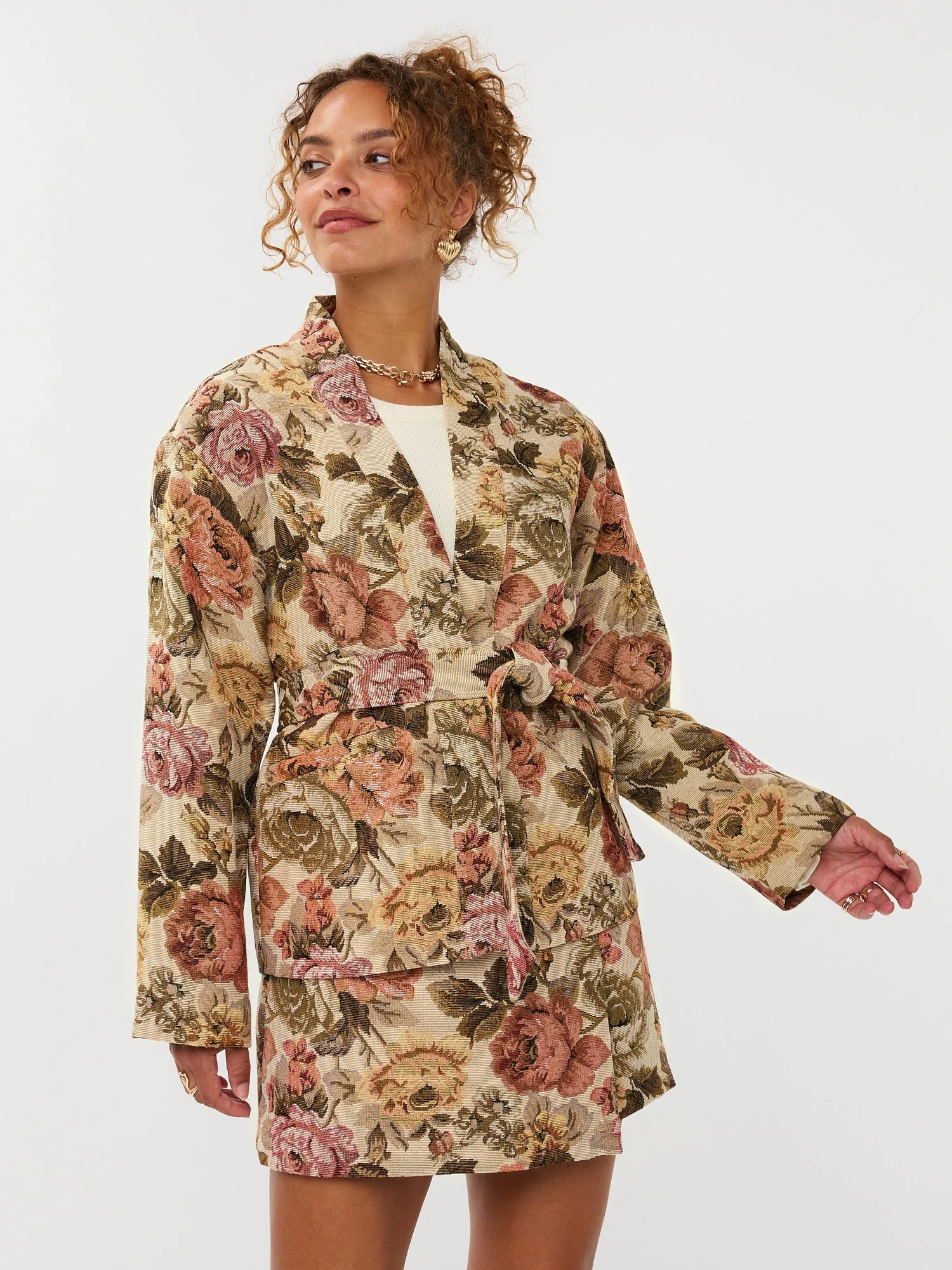 Model draagt de violette skort met bloemen print en de penny kimono als co-ord set.