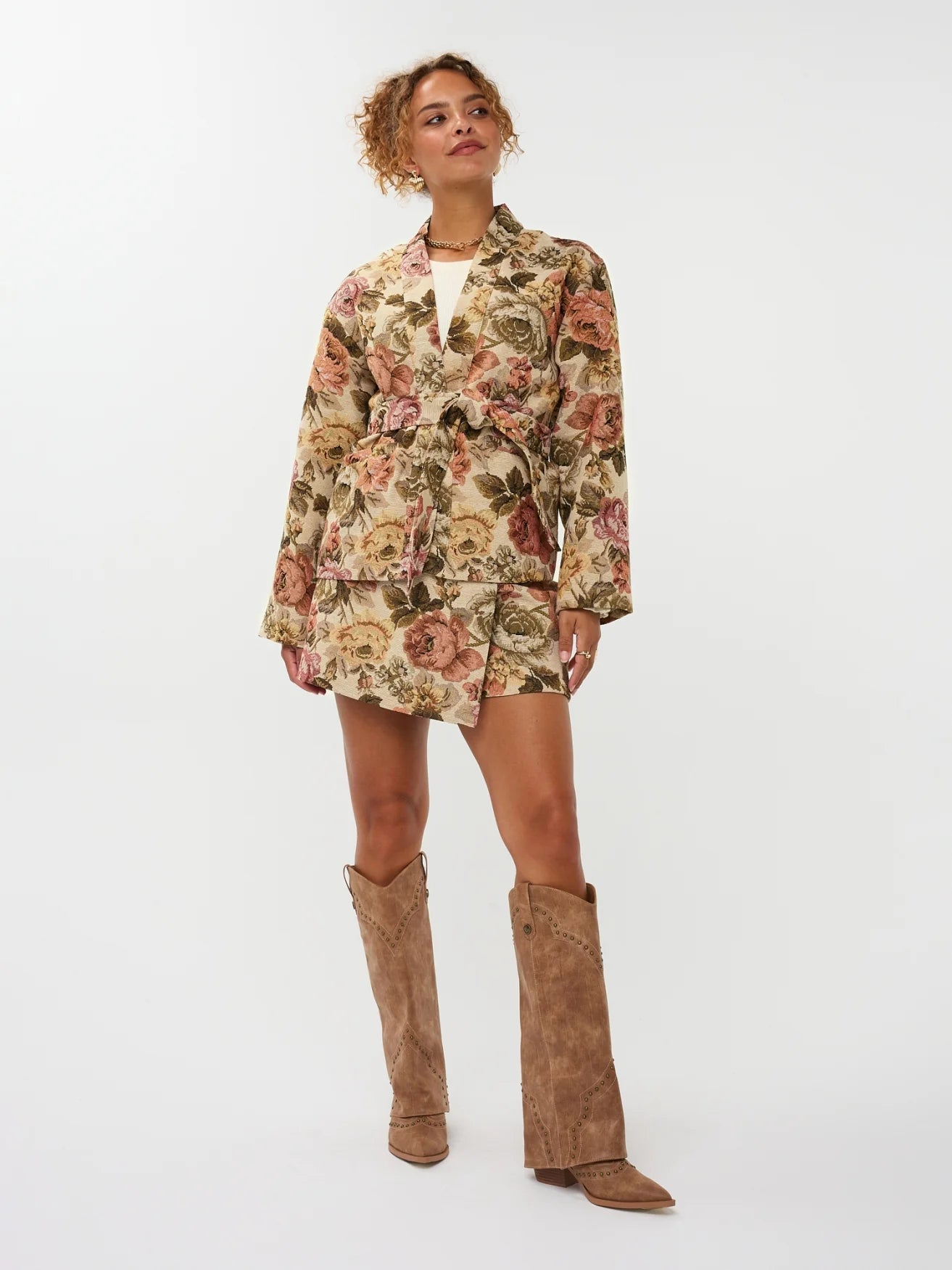 Model draagt de violette skort met bloemen print en de penny kimono als co-ord set.