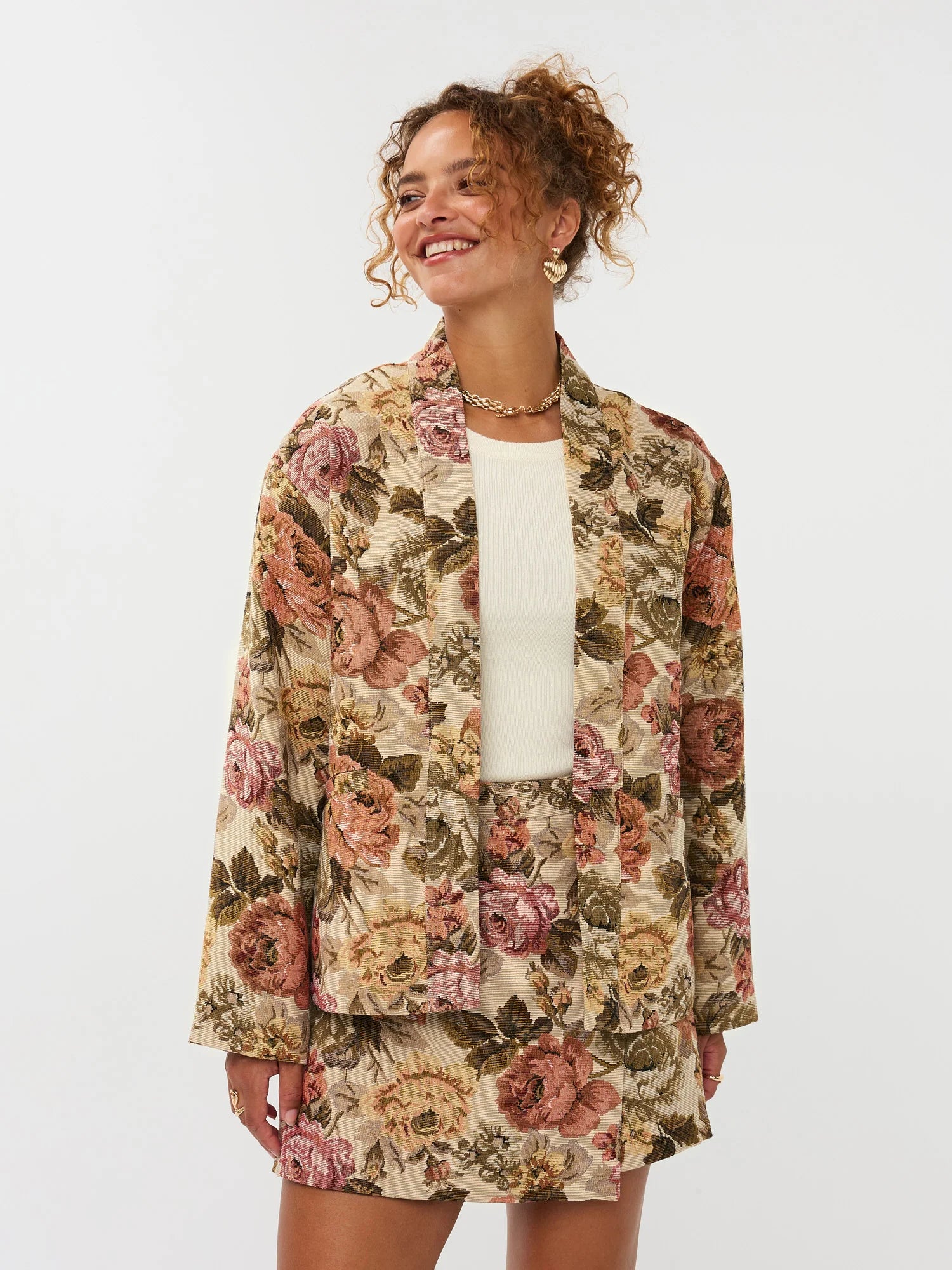 Model draagt de violette skort met bloemen print en de penny kimono als co-ord set.