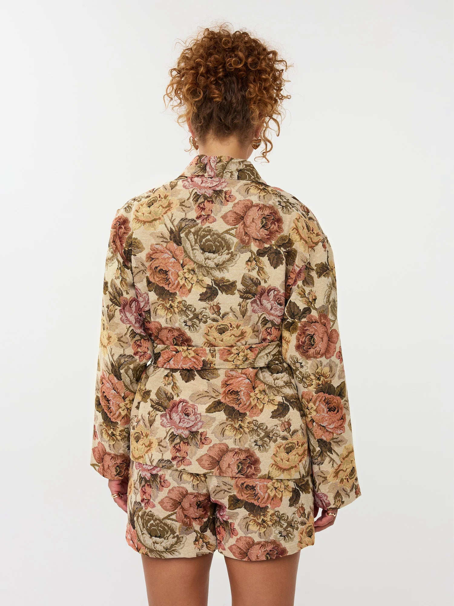 Model draagt de violette skort met bloemen print en de penny kimono als co-ord set.