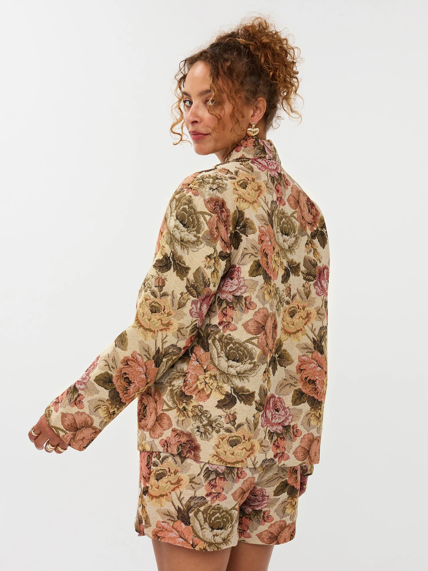 Model draagt de violette skort met bloemen print en de penny kimono als co-ord set.
