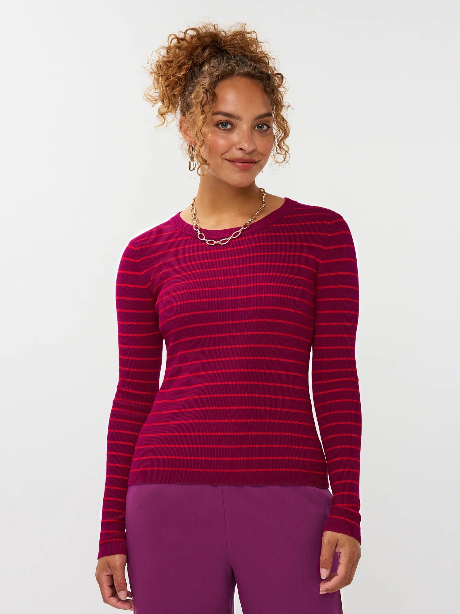 Model draagt de ydence knitted top devina met fuchsia en rode strepen.