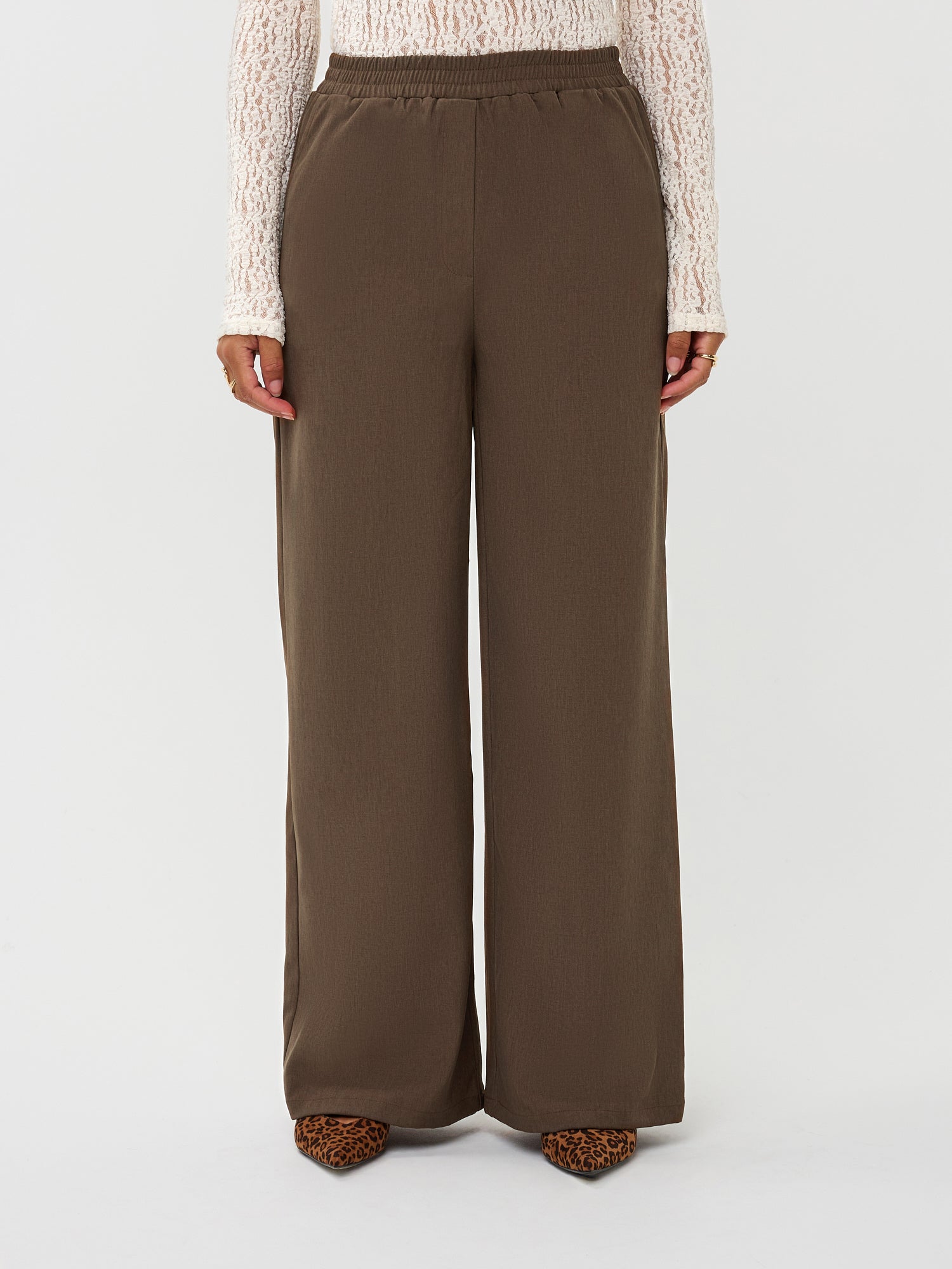 Model draagt de yade pants van ydence in de kleur mud, vooraanzicht.