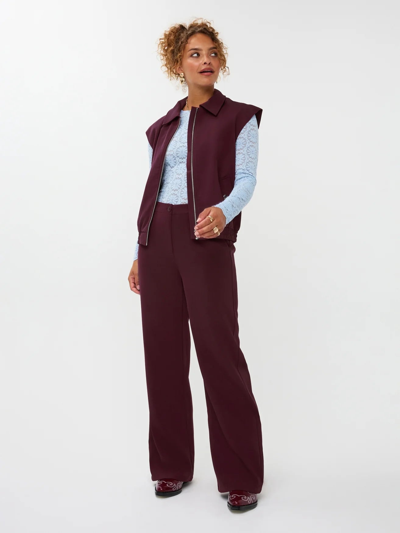 Modelfoto van de solange pants van ydence gecombineerd met het danielle gilet als co-ord set.