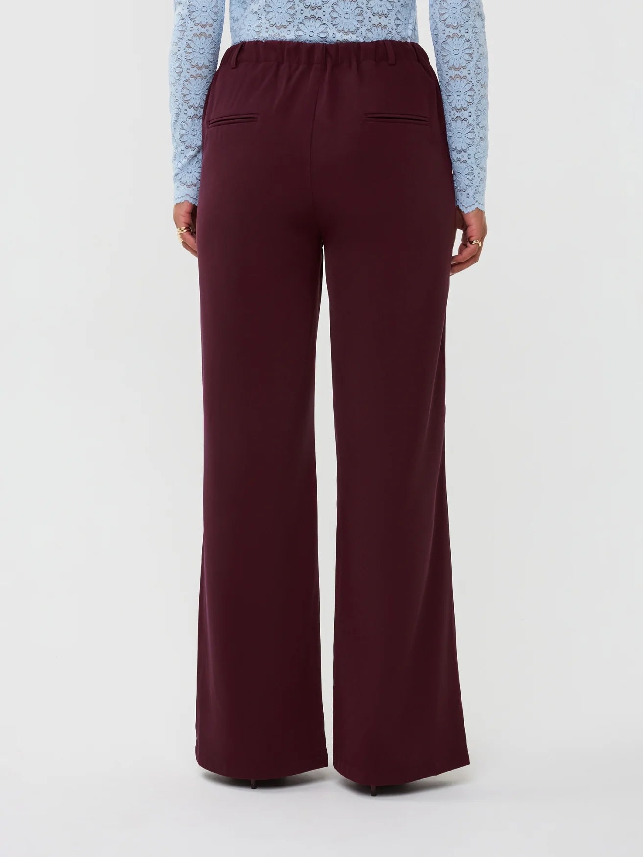 Modelfoto van het achteraanzicht van de solange pants van ydence in de kleur burgundy.