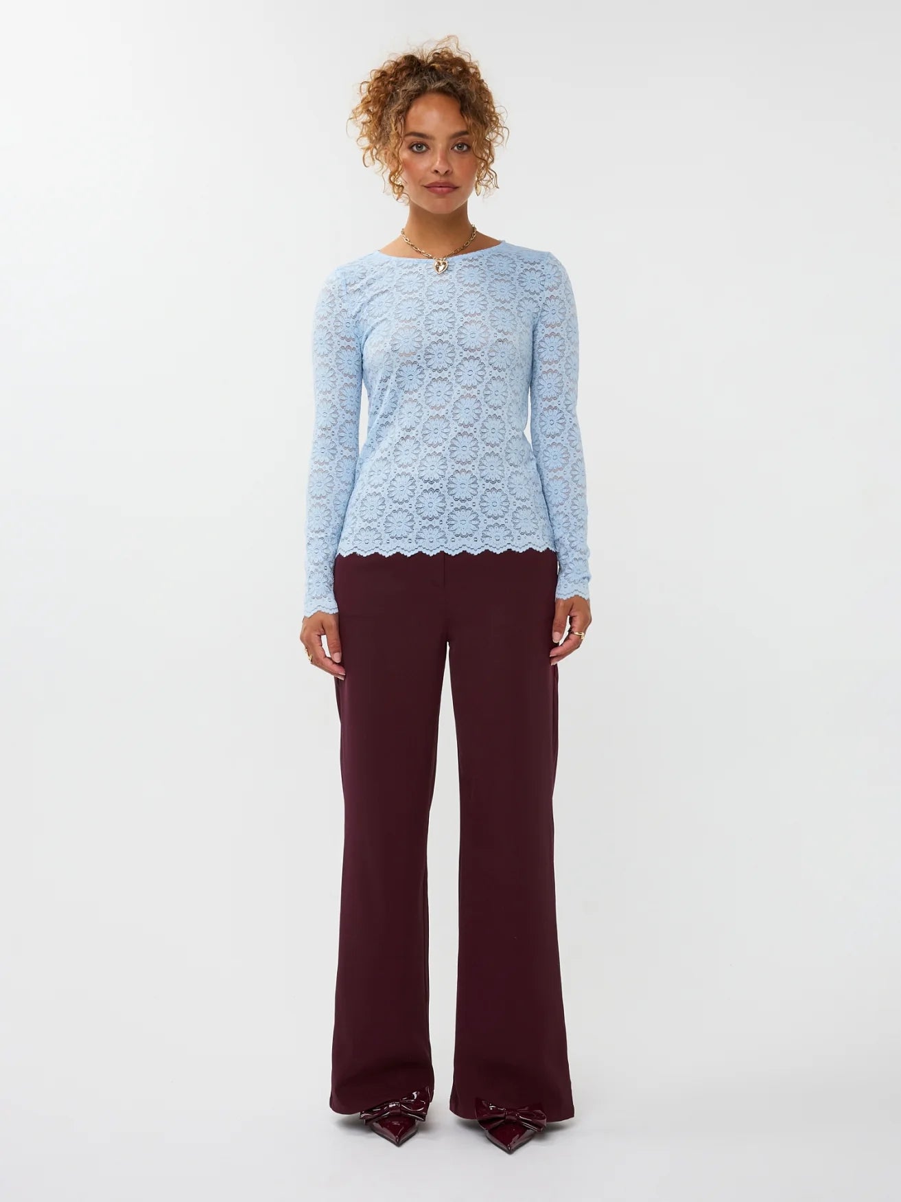 modelfoto van de solange pants van ydence in burgundy gecombineerd met een blauwe top.