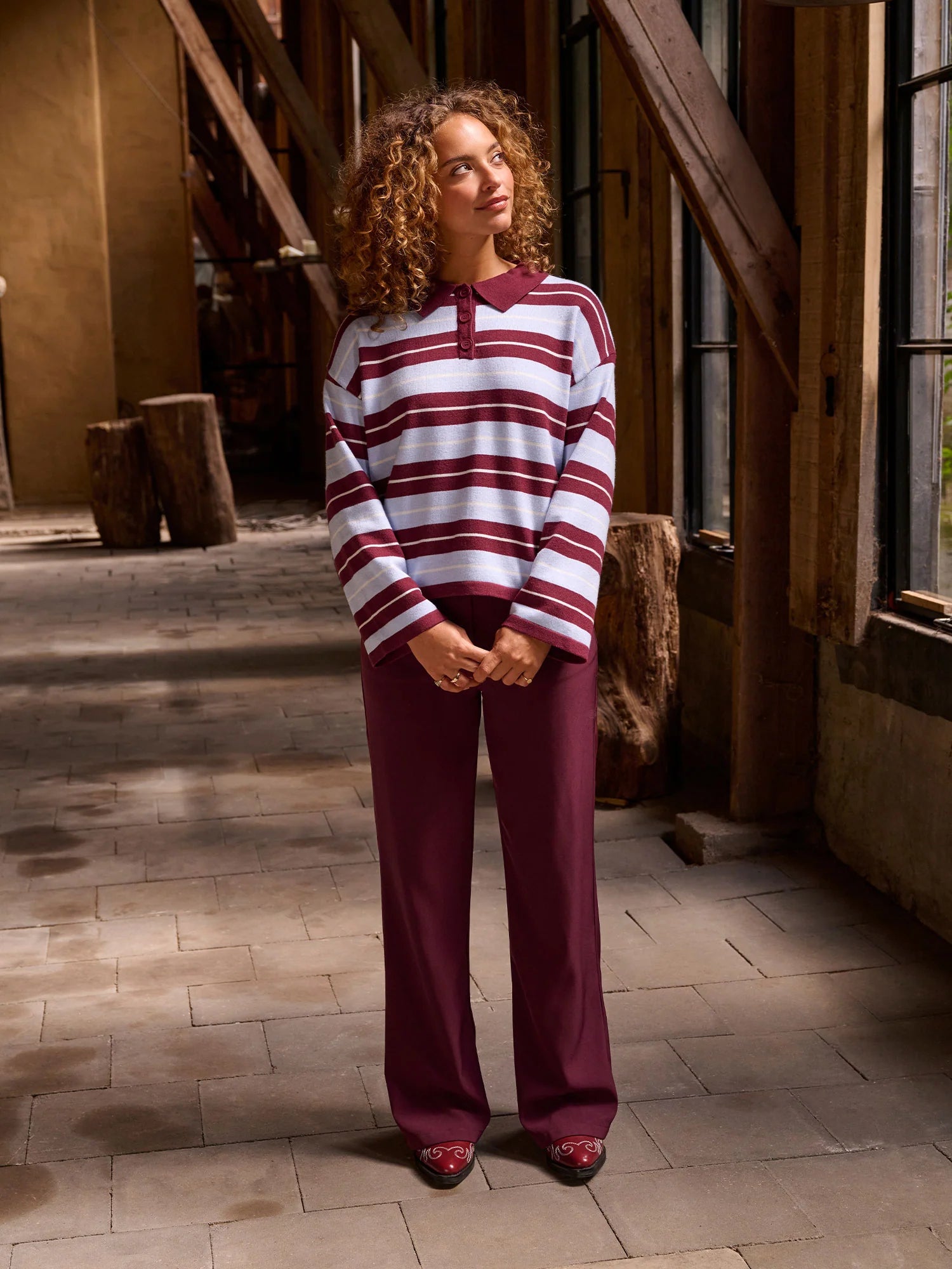 sfeervolle modelfoto van de solange pants van ydence in burgundy.