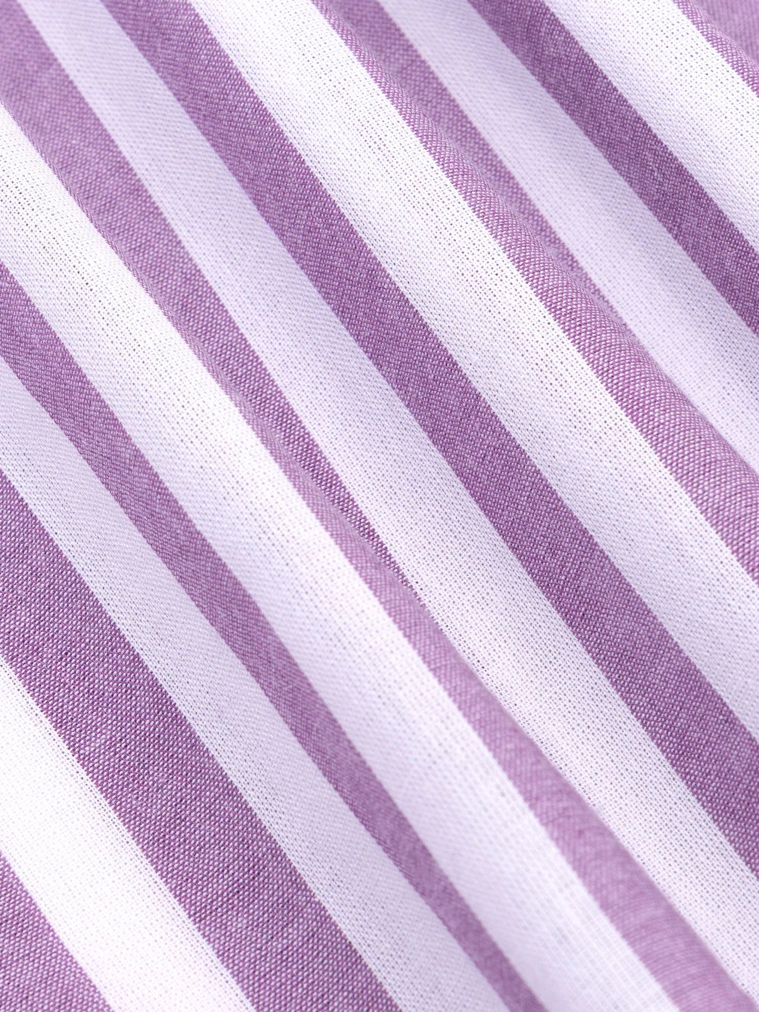 Close-up van de paars-wit gestreepte linnenmix stof van de Mima short van Ydence.