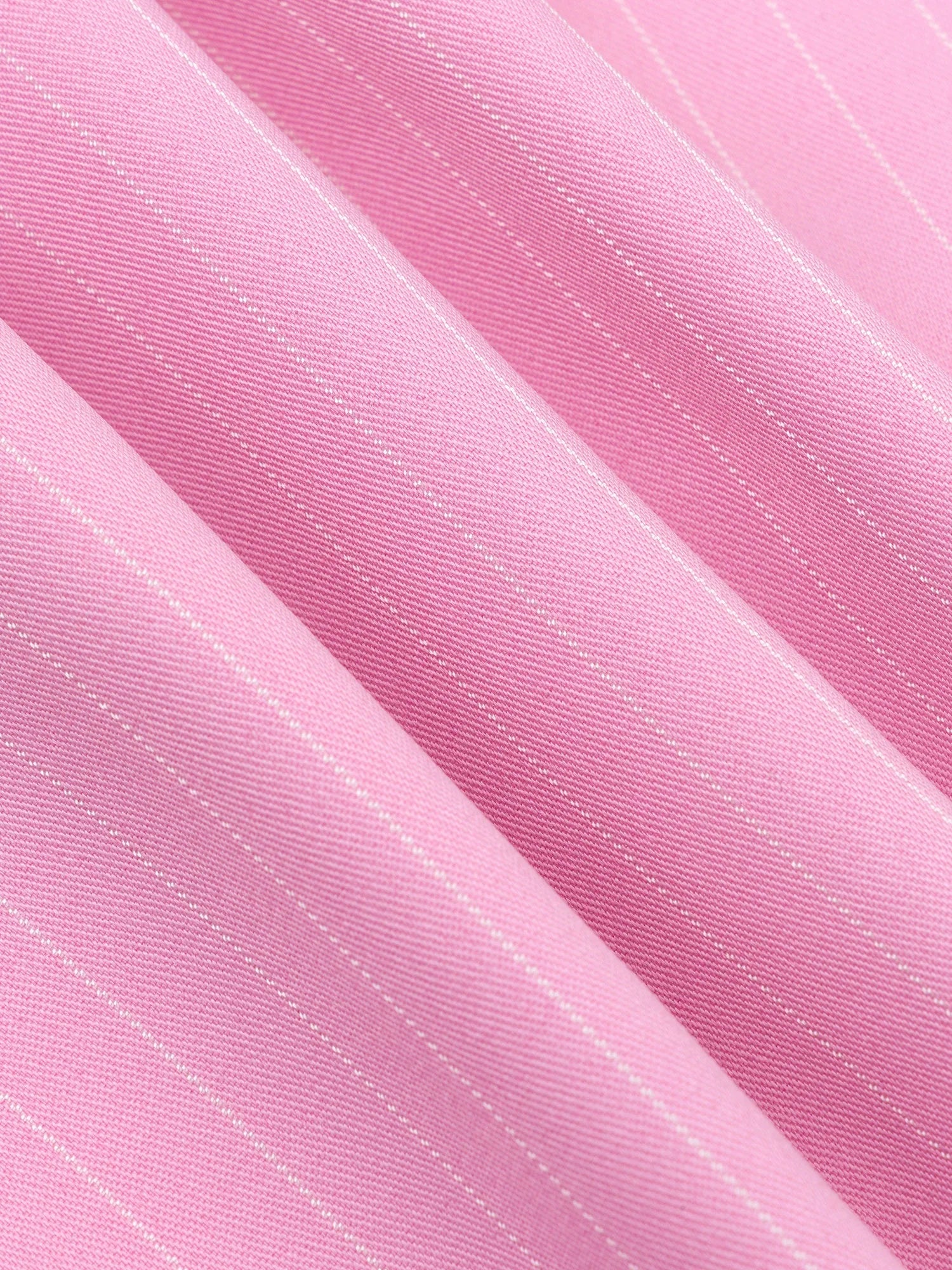Close-up van roze gestreepte stof van de Ydence blazerdress – fijne verticale streepstructuur in pastelroze tint.