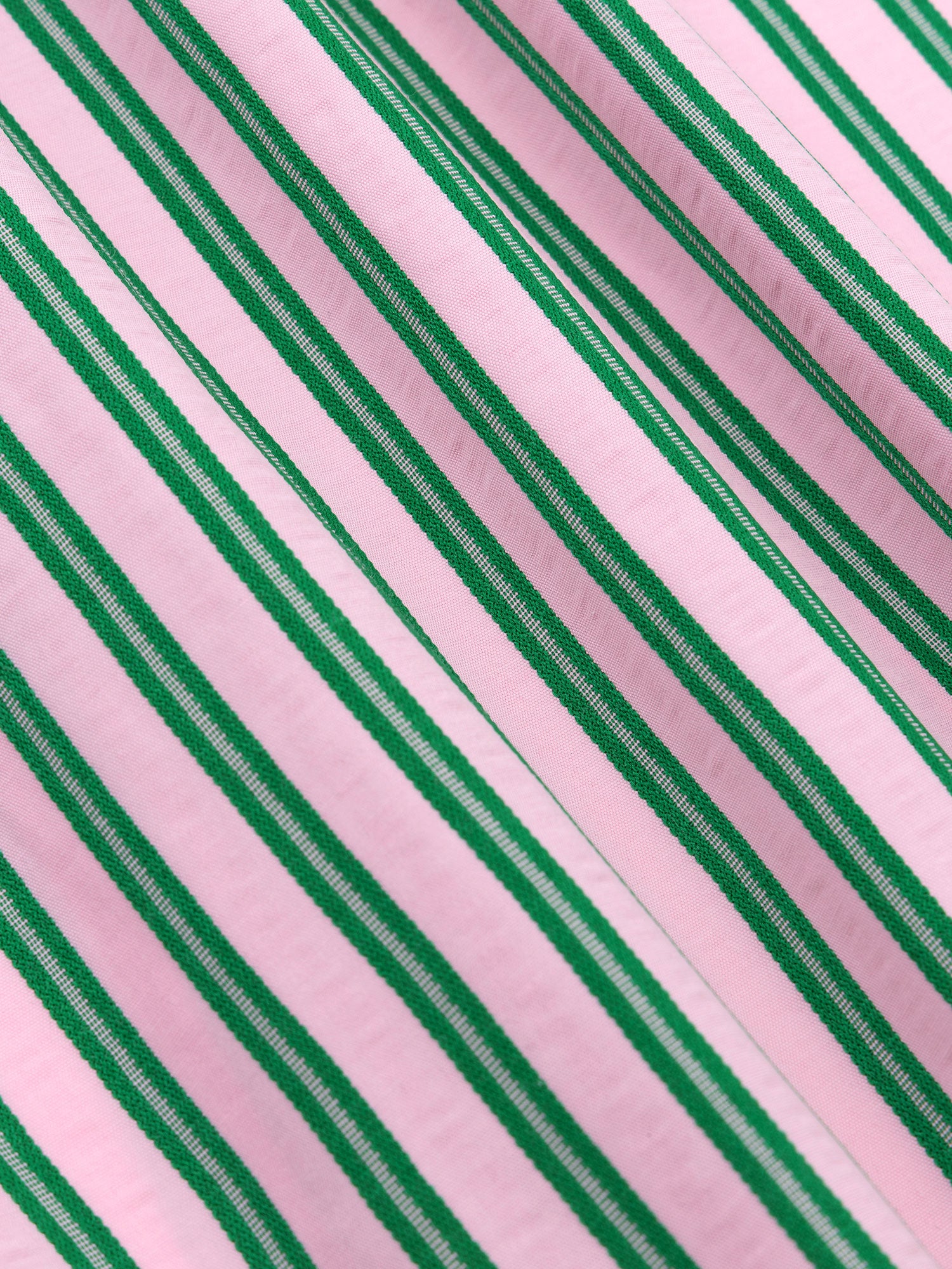 Close-up van de roze-groen gestreepte stof van de Ydence Belle short – zomers en speels katoen.