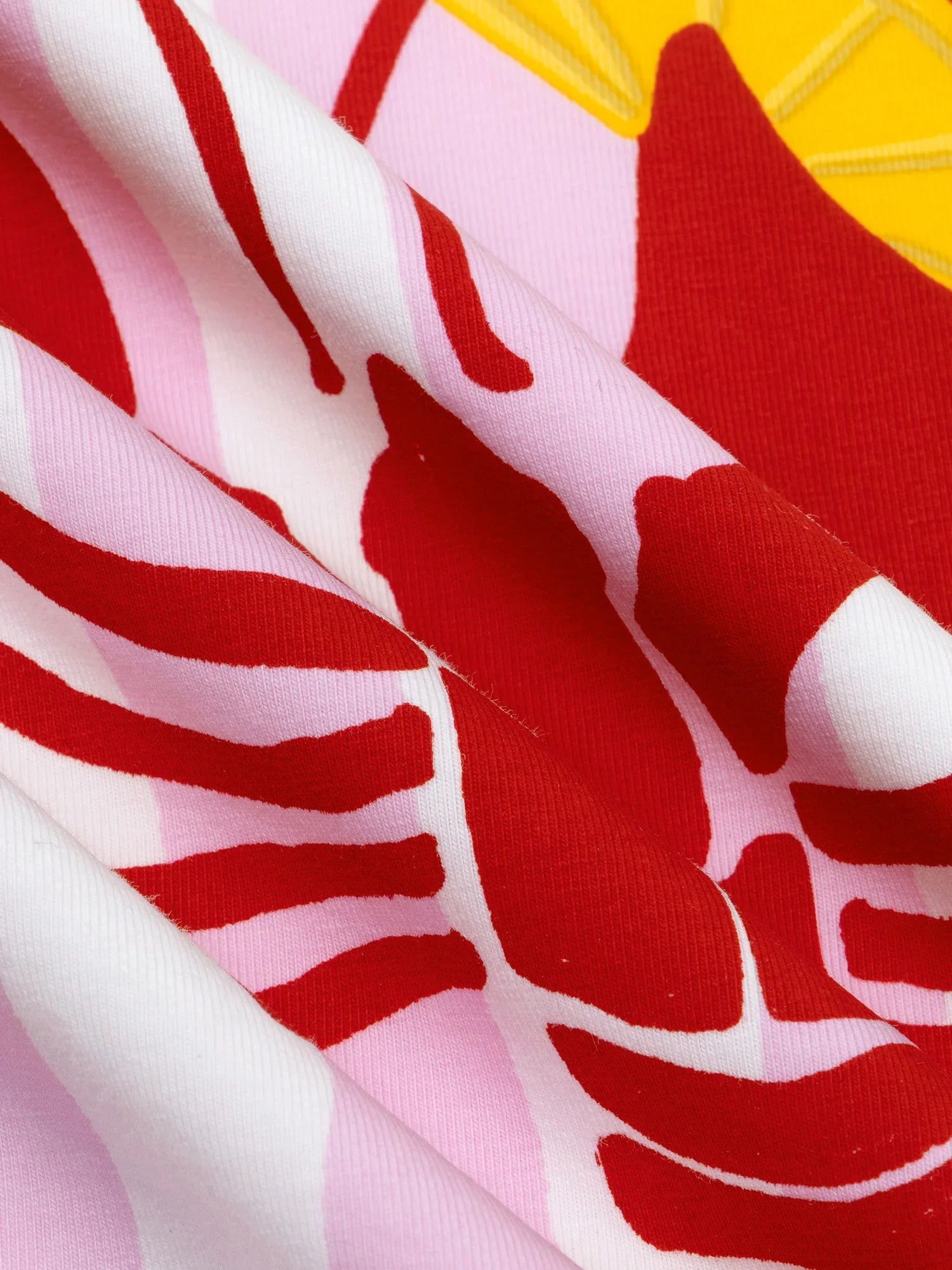 Detail van de ‘Les Homard on the menu’ tekst en illustratie op het Ydence T-shirt.