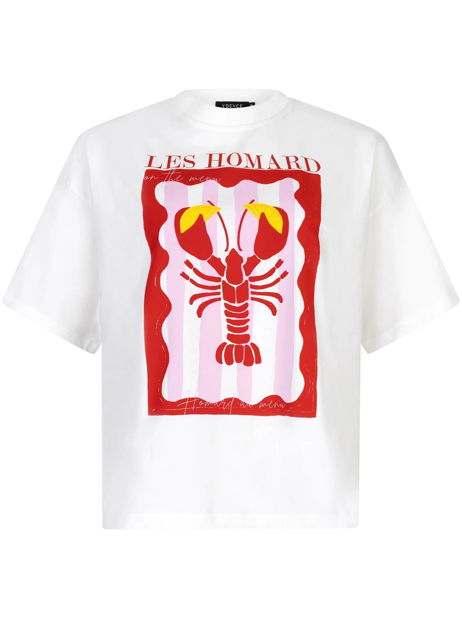 Wit T-shirt van Ydence met kleurrijke kreeftprint en ‘Les Homard’ tekst op de borst.