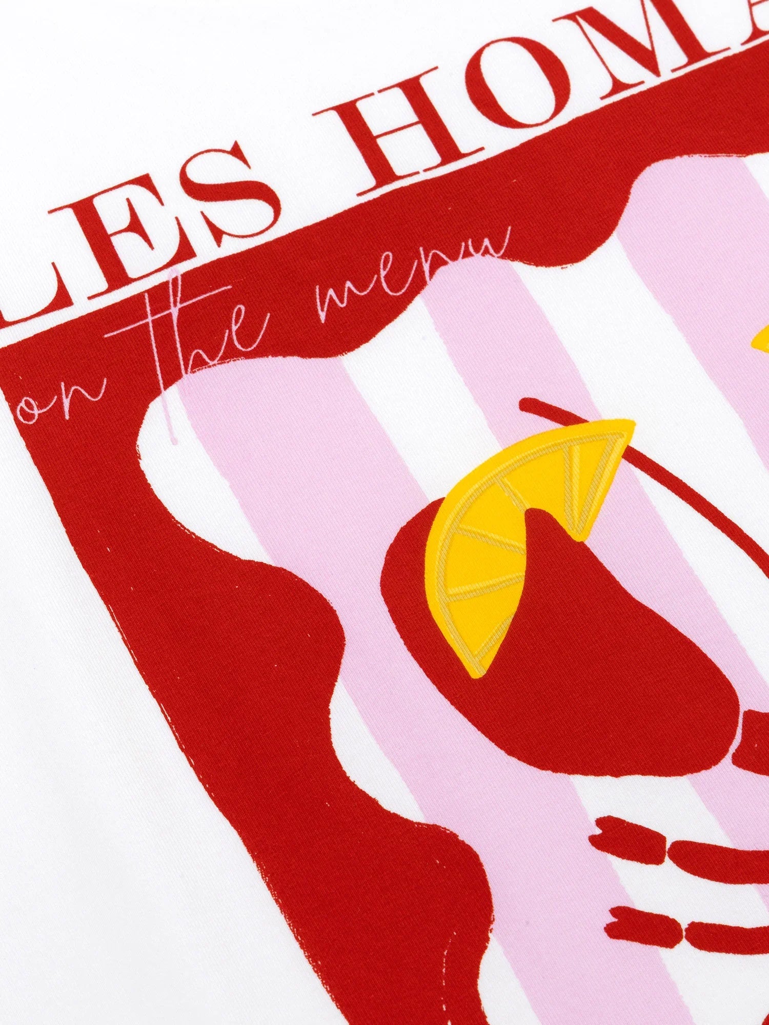 Close-up van de rode kreeftprint met gele citroenaccenten en roze-witte strepen op het Ydence Lobster T-shirt.