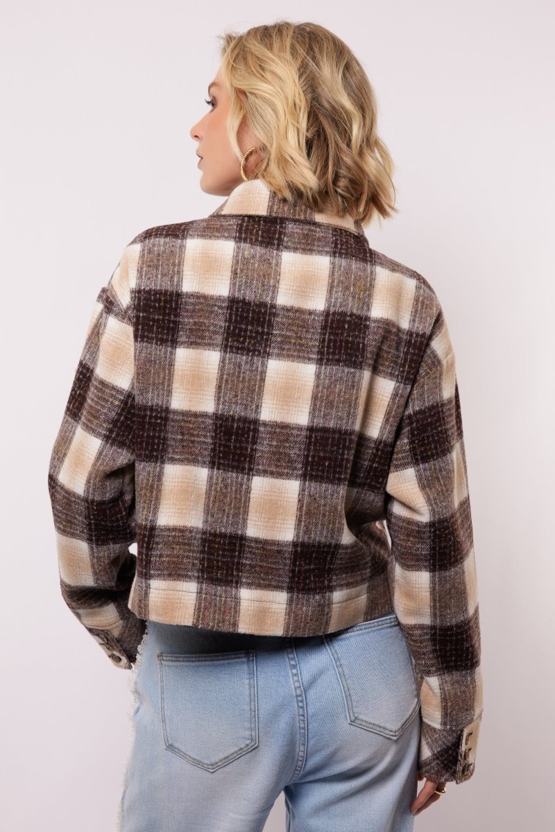 model draagt het Carissa jacket van fluresk in bruin en beige.