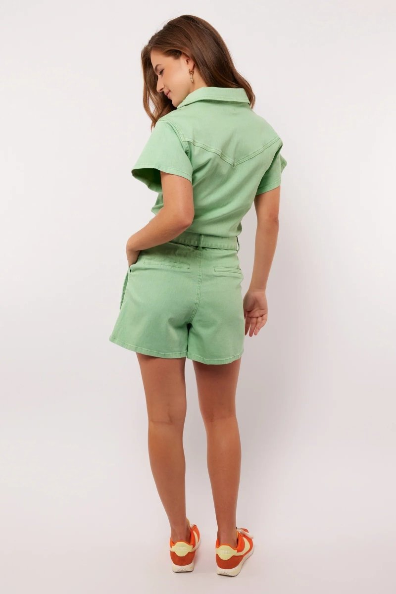 Achteraanzicht van mintgroene Fluresk Idaly playsuit met korte mouwen en relaxte fit.
