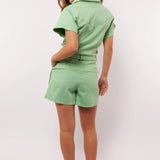 Achteraanzicht van mintgroene Fluresk Idaly playsuit met korte mouwen en relaxte fit.