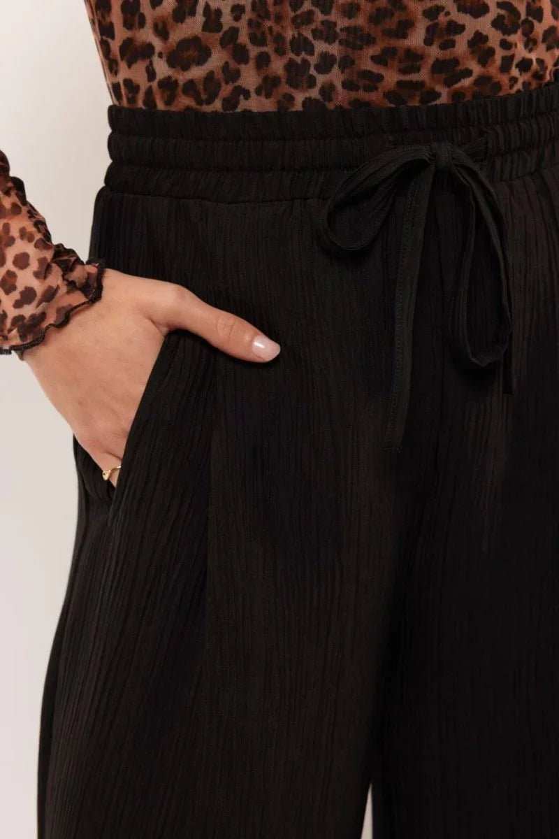 Fluresk Leslie Pants Zwart – Broeken van Fluresk, kleur XS, maat | JoAnnco