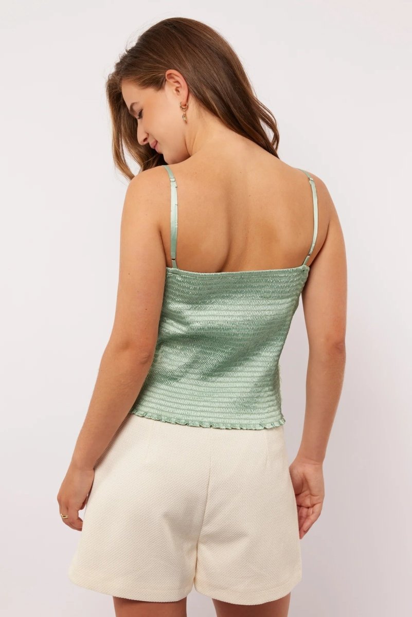 Model draagt de Millicent Top in een zomerse setting, gecombineerd met de Arianne Skirt voor een speelse co-ord look.