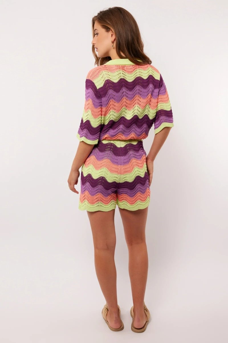 Model draagt de kleurrijke Rihanna Shorts van Fluresk in gehaakt zigzagpatroon als co-ord set met de Whitney blouse – achterkant zichtbaar.