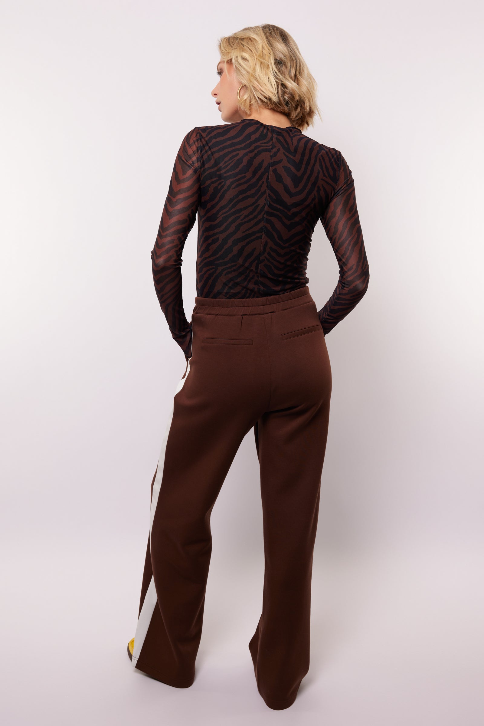model draagt de mairen pants van fluresk