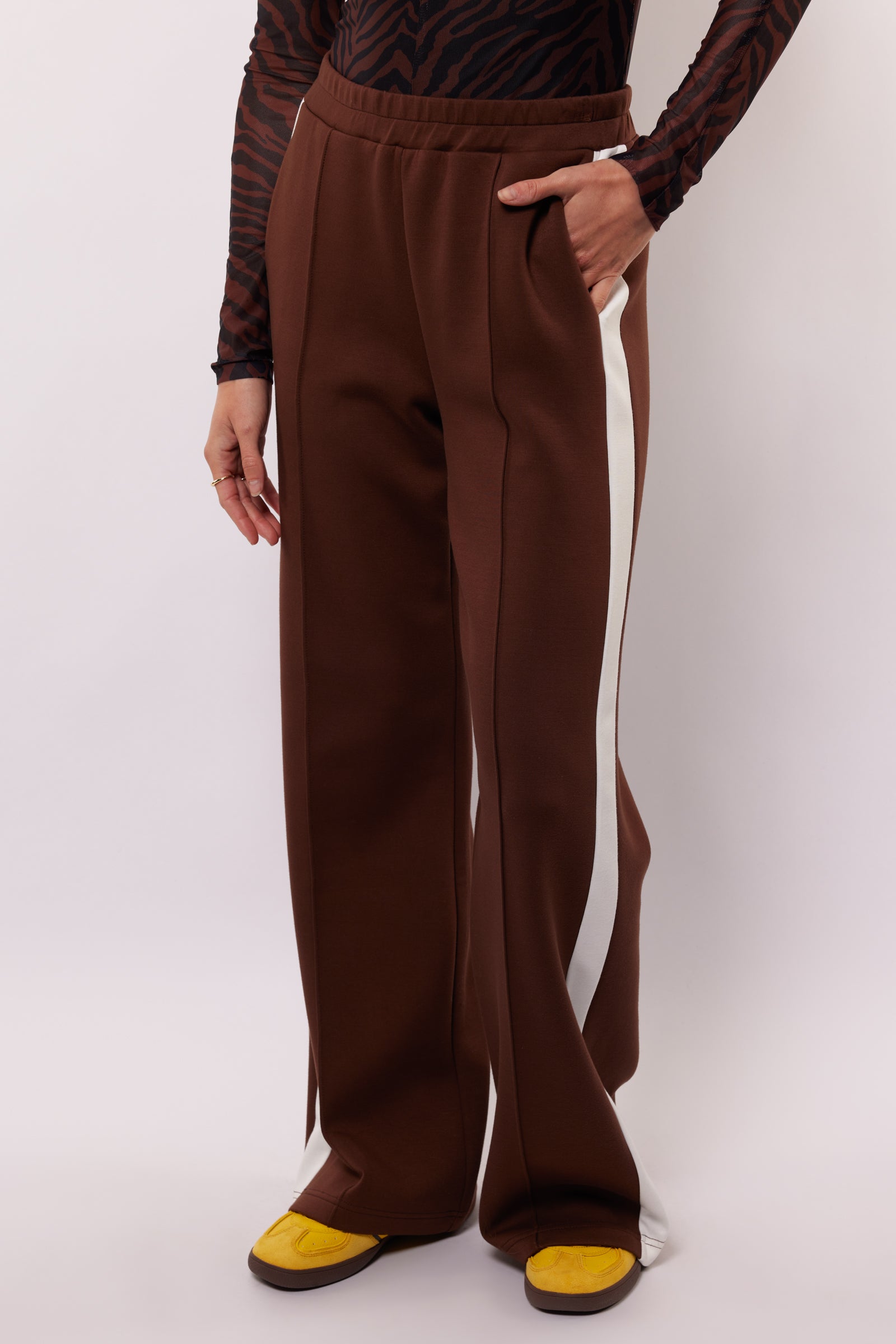 model draagt de mairen pants van fluresk