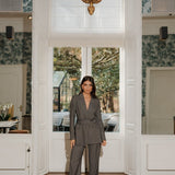 model draagt de Ann Blazer en de Ann trousers van heyb club in grijs met glitters en ceintuur.