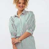 Model draagt de Annie blouse, een roze blouse met groene strepen en bijpassende short van Ydence in een co-ord set.