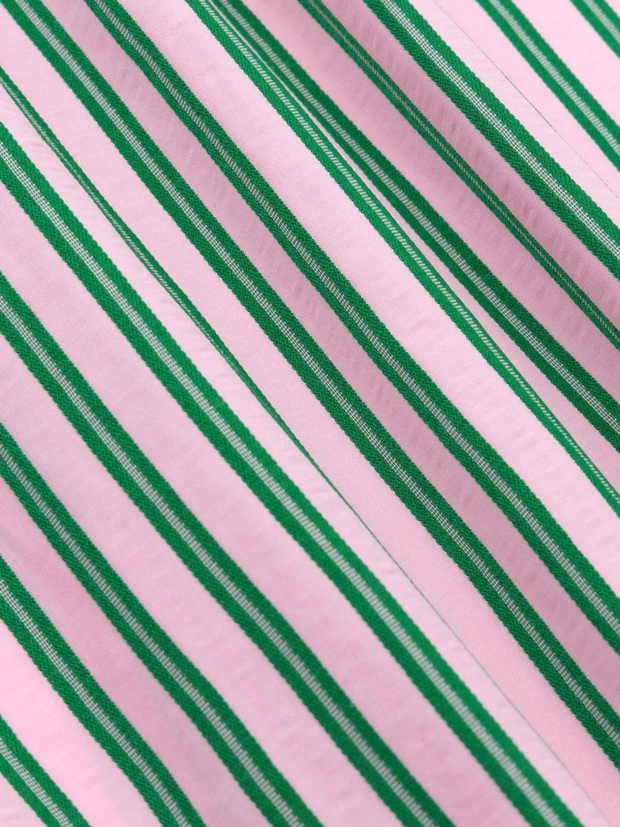Close-up van de katoenen stof met roze en groene strepen van de Ydence Annie blouse – frisse en luchtige zomerstof.