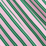 Close-up van de katoenen stof met roze en groene strepen van de Ydence Annie blouse – frisse en luchtige zomerstof.