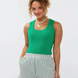 Model draagt de Ydence short Belle, een zomerse short met roze en groene verticale strepen en elastische tailleband.