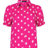 Felroze Vivienne blouse van Ydence met korte pofmouwen en witte bloemenborduursels – zomers en vrouwelijk.