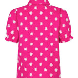 Achteraanzicht van de fuchsia Vivienne blouse van Ydence – all-over bloemenborduursel en korte mouwen.