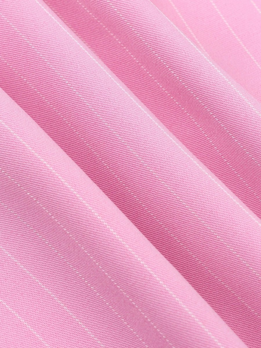Close-up van roze gestreepte stof van de Ydence blazerdress – fijne verticale streepstructuur in pastelroze tint.