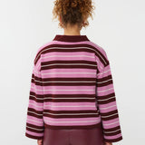 model draagt de ydence knitted top balou mer rode, roze en witte strepen en een klassieke kraag.