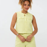 Model draagt de Amanda Gilet en Sailor short van Ydence als co-ord set.