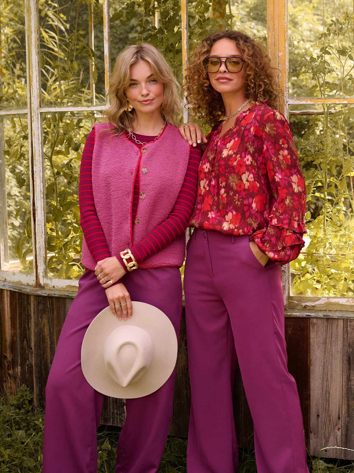 sfeer foto van het puck gilet van teddy stof in de kleur fuchsia samen met de ellie blouse in een natuurlijke setting.