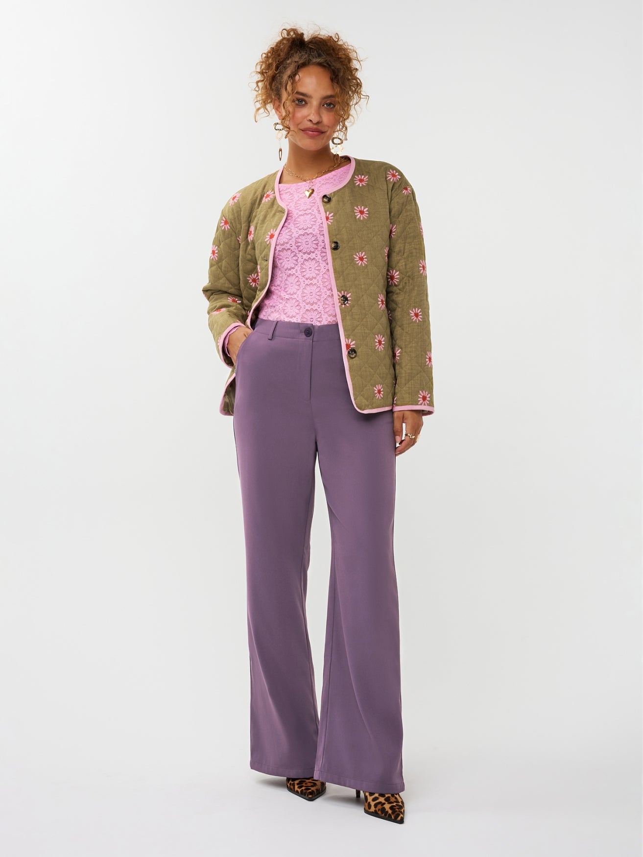 model draagt het ydence jacket robylin in een groene kleur met geborduurde bloemetjes erop.
