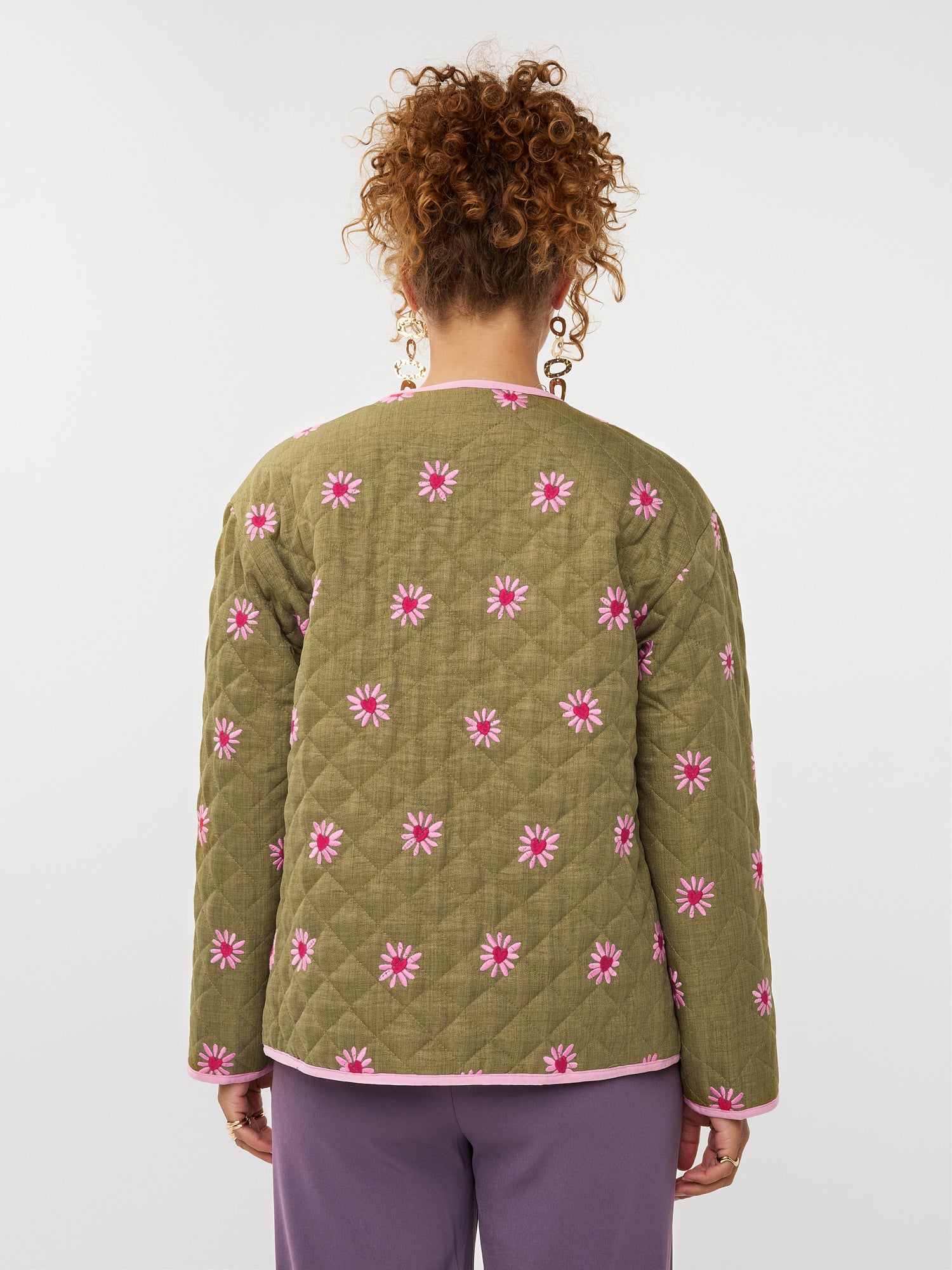 Model draagt het robylin jacket met blomen borduursels van Ydence, achteraanzicht.