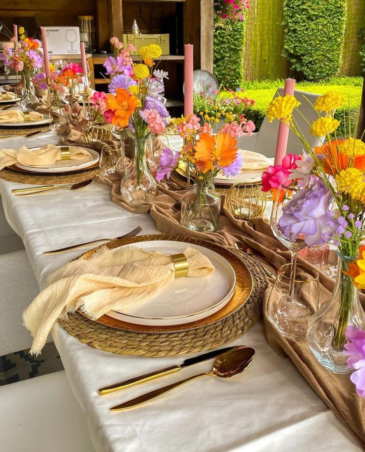 GET INSPIRED // Zo prachtig deze kleurrijke tafeldecoratie! Perfect voor een floral 21 diner