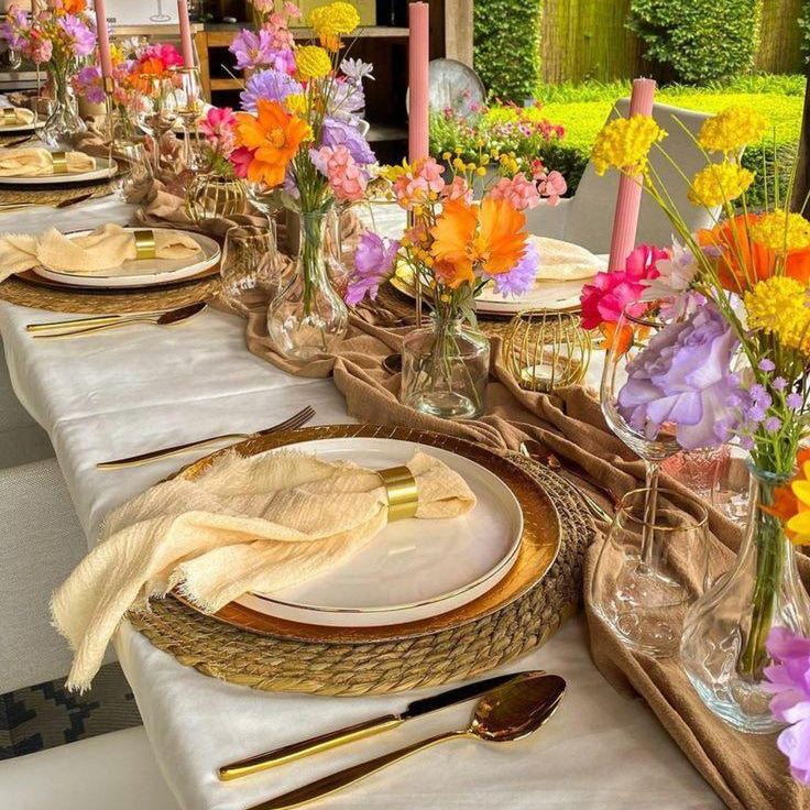 GET INSPIRED // Zo prachtig deze kleurrijke tafeldecoratie! Perfect voor een floral 21 diner